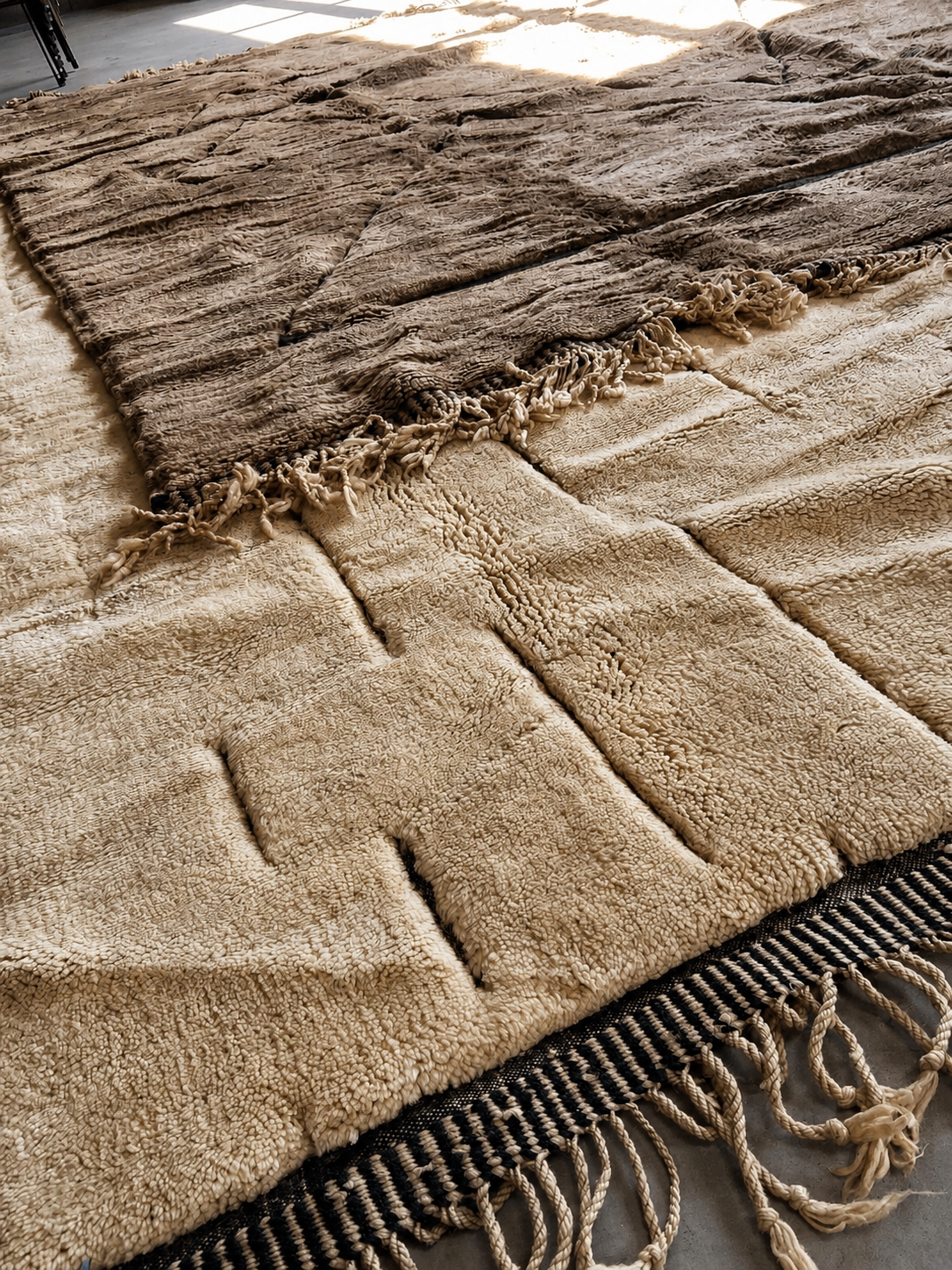 Tapis Beni M'rirt beige et brun exposés côte à côte, mettant en valeur les textures et les franges.