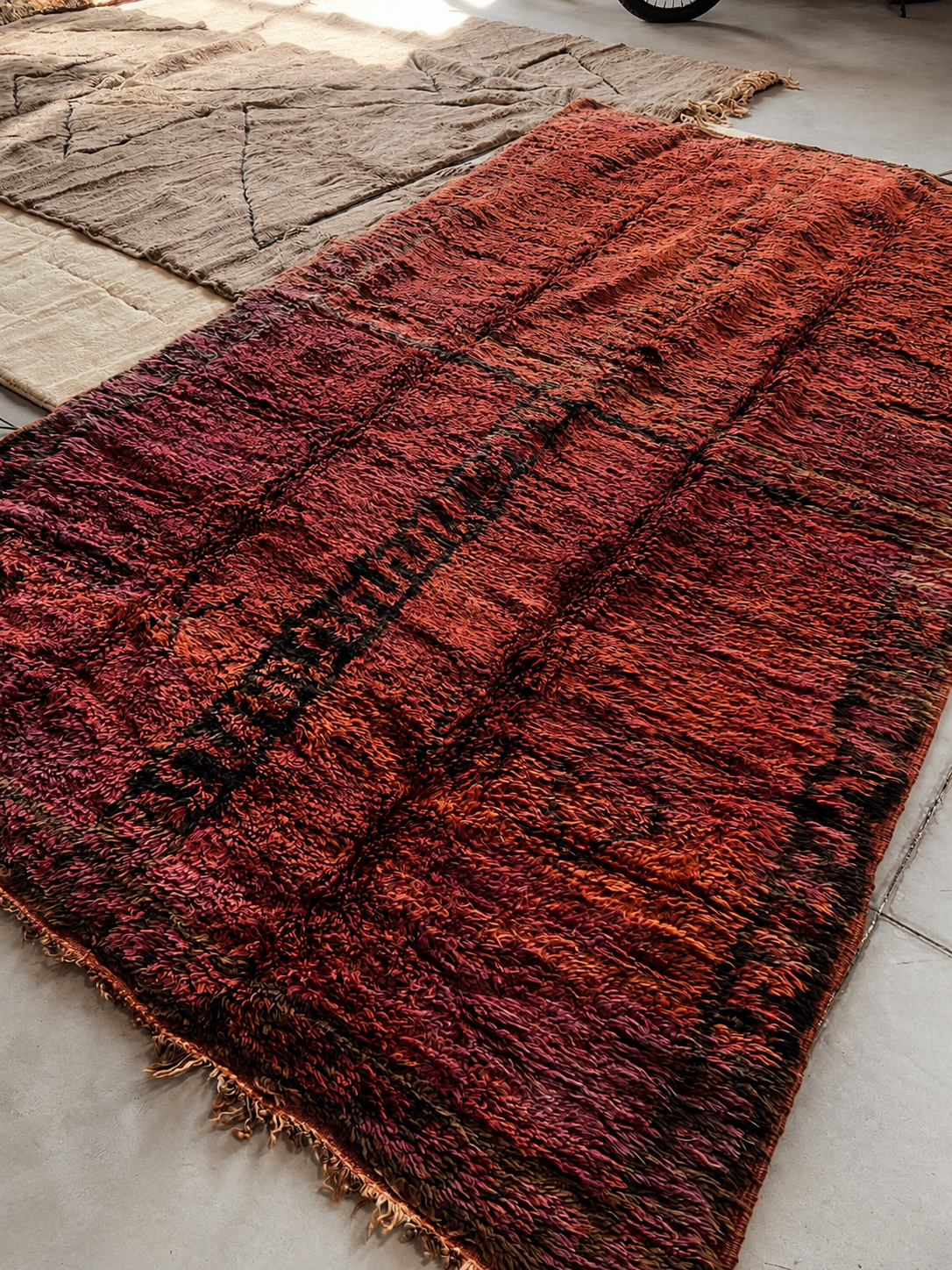 Tapis Beni M'rirt rouge profond à motifs sombres, photographié en vue d'ensemble.